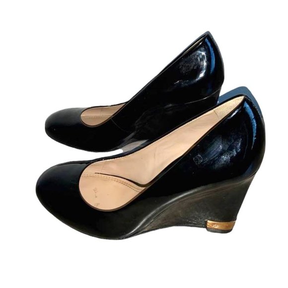 Tory Burch Astoria Black Patent Leather Gold Logo Wedge Pumps Size  7 - Picture 1 of 6